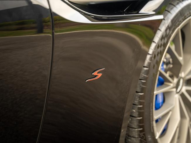 Aston Martin DB12 S Coupe Photo 35