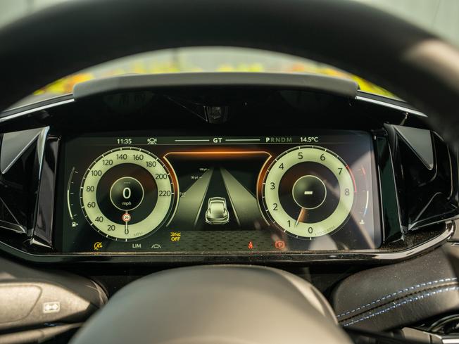 Aston Martin DB12 S Coupe Photo 6