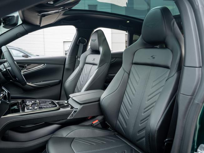 ASTON MARTIN Dbx Photo 12