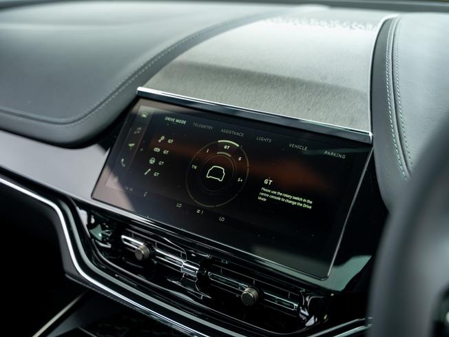 ASTON MARTIN Dbx Photo 13