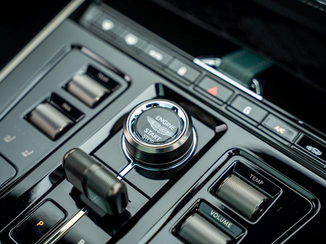 ASTON MARTIN Dbx Photo 14
