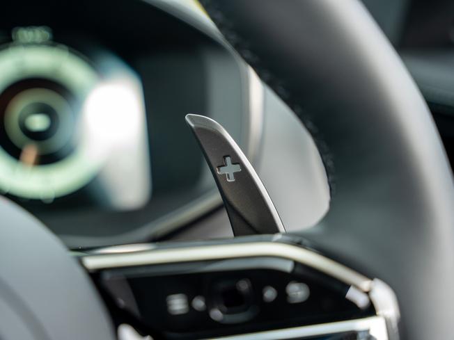 ASTON MARTIN Dbx Photo 17