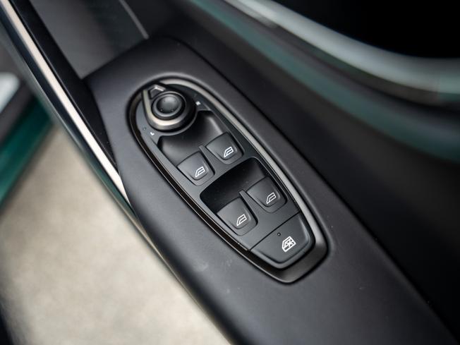 ASTON MARTIN Dbx Photo 18