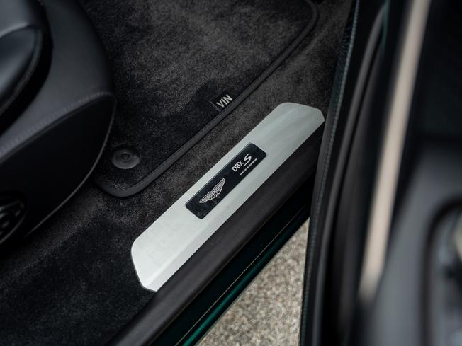 ASTON MARTIN Dbx Photo 19