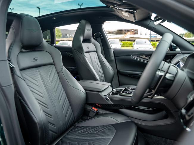 ASTON MARTIN Dbx Photo 20