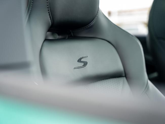 ASTON MARTIN Dbx Photo 21