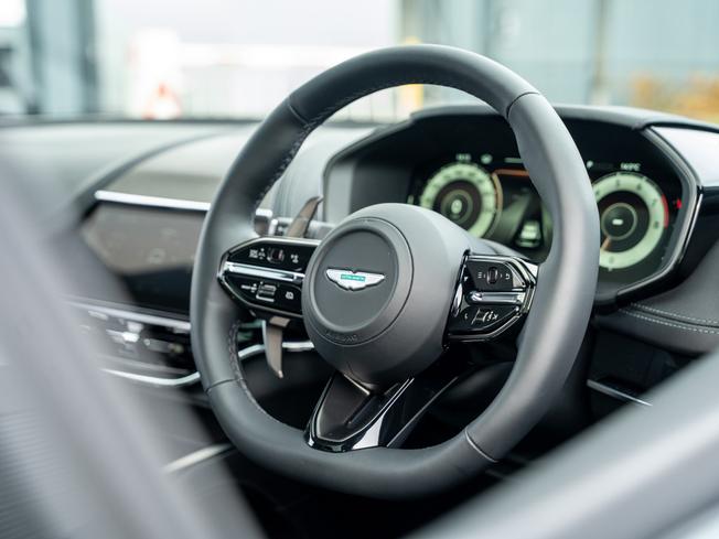 ASTON MARTIN Dbx Photo 22