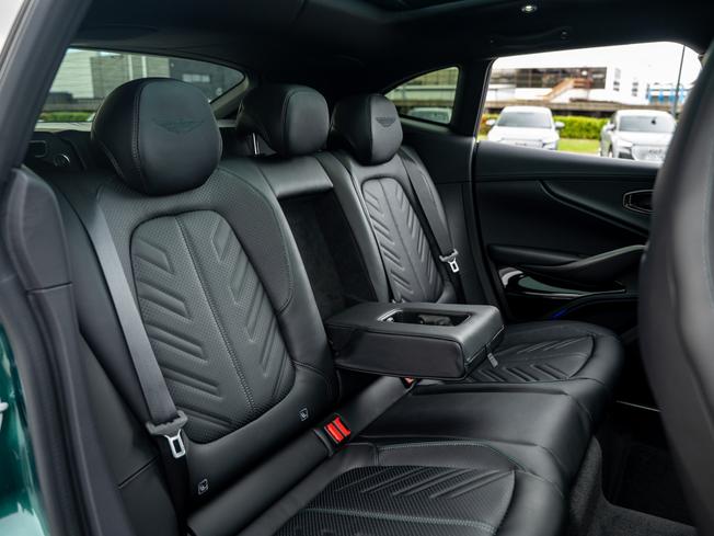 ASTON MARTIN Dbx Photo 23