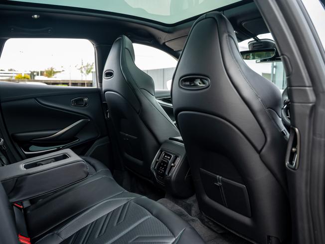 ASTON MARTIN Dbx Photo 24