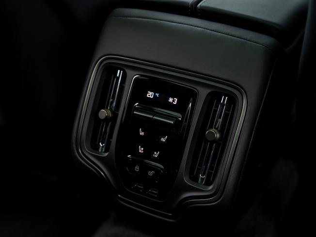 ASTON MARTIN Dbx Photo 25