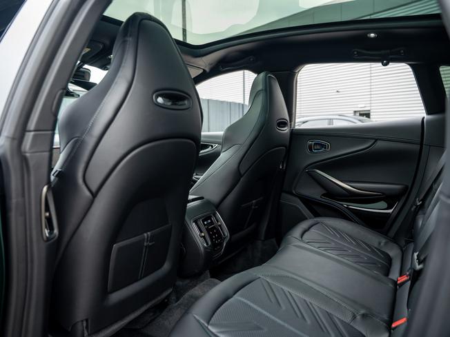 ASTON MARTIN Dbx Photo 26