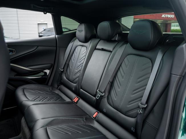 ASTON MARTIN Dbx Photo 27