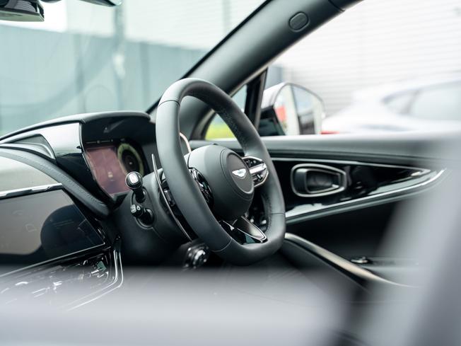 ASTON MARTIN Dbx Photo 28