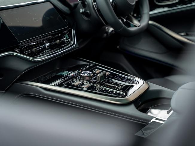 ASTON MARTIN Dbx Photo 29