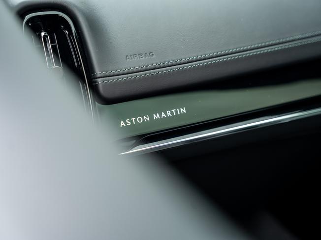 ASTON MARTIN Dbx Photo 30