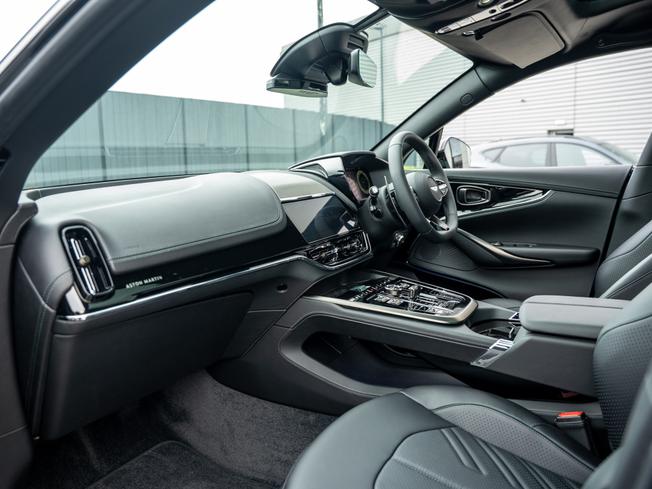 ASTON MARTIN Dbx Photo 31
