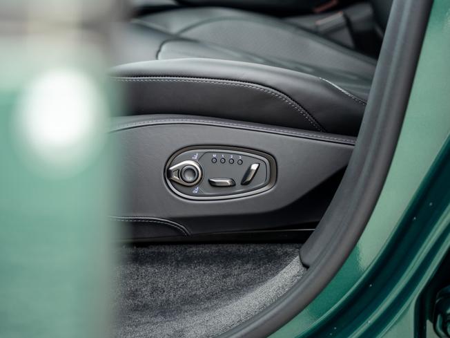 ASTON MARTIN Dbx Photo 32