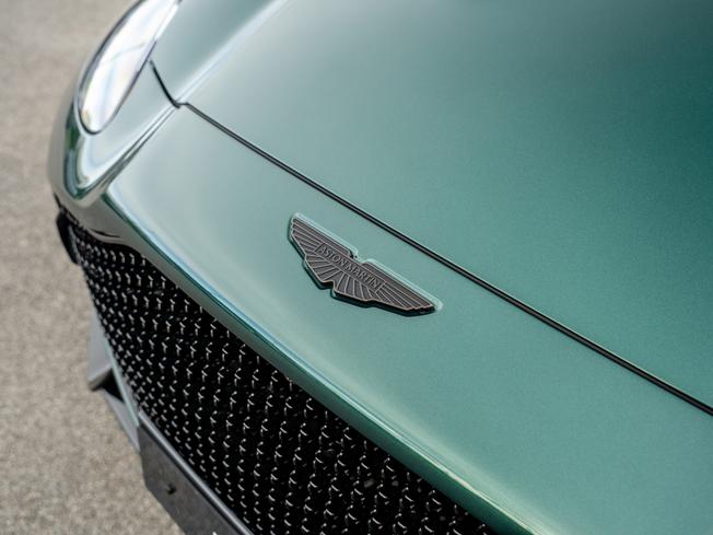 ASTON MARTIN Dbx Photo 42
