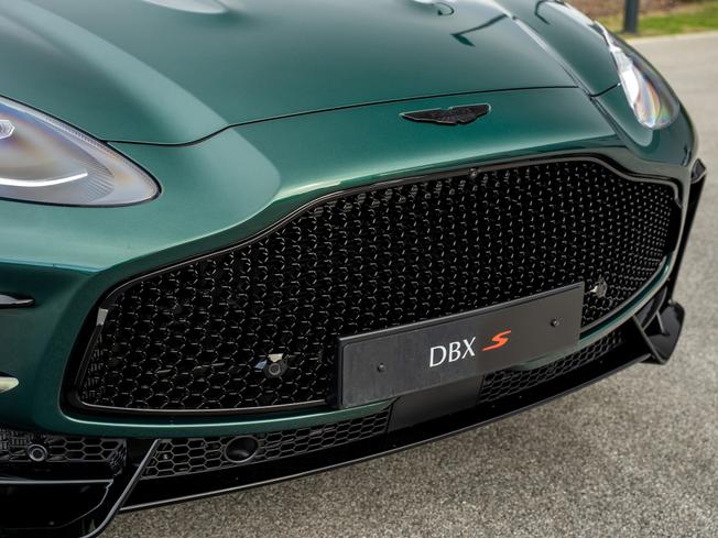 ASTON MARTIN Dbx Photo 44