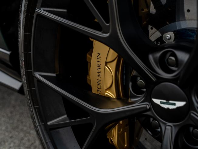 ASTON MARTIN Dbx Photo 45
