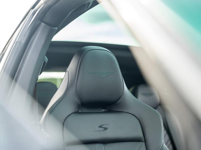 ASTON MARTIN Dbx Photo 5