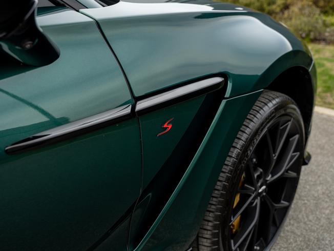 ASTON MARTIN Dbx Photo 9