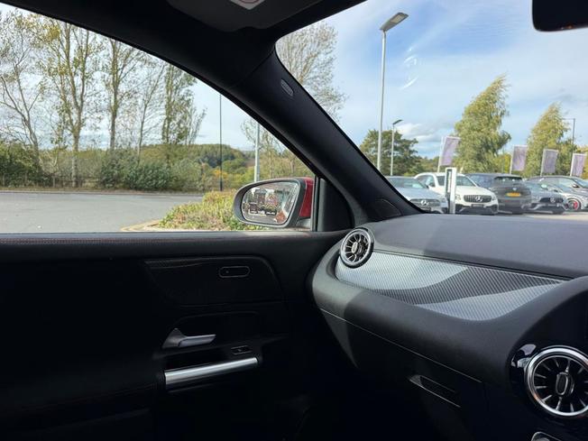 MERCEDES-BENZ GLA Photo 30