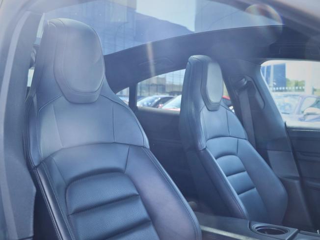 PORSCHE Taycan Photo 11