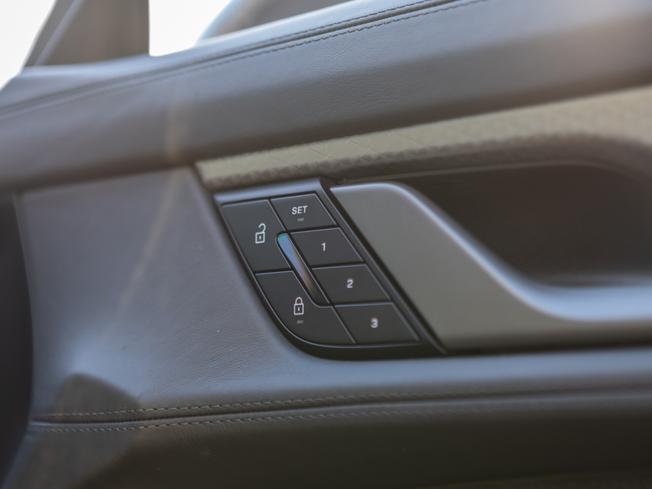 PORSCHE Taycan Photo 30