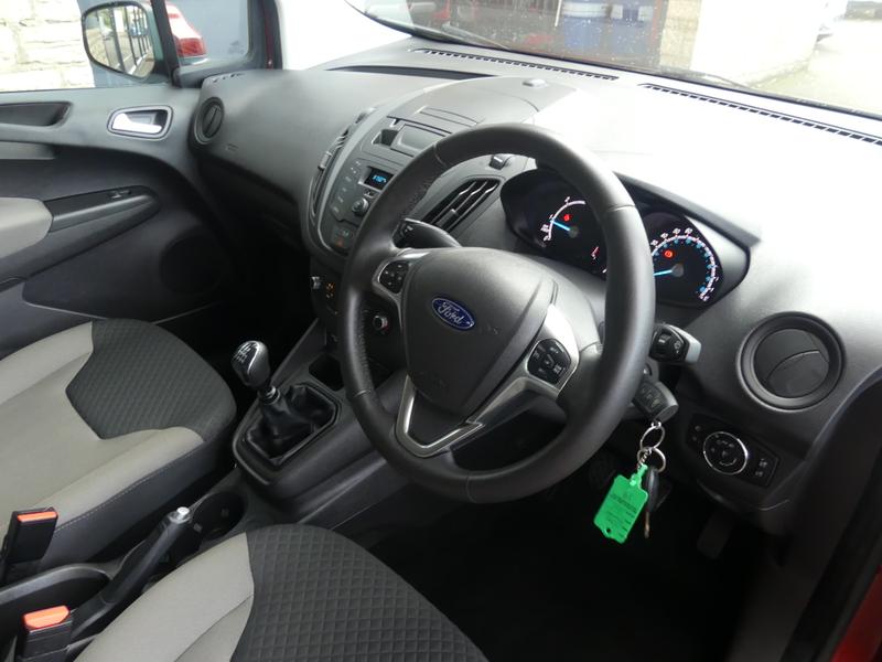 Ford Tourneo Courier Photo 2049993a-a610-4405-ab0d-61fc503e4e75.jpg