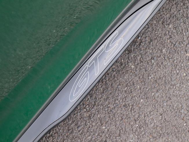 PORSCHE TAYCAN Photo 11