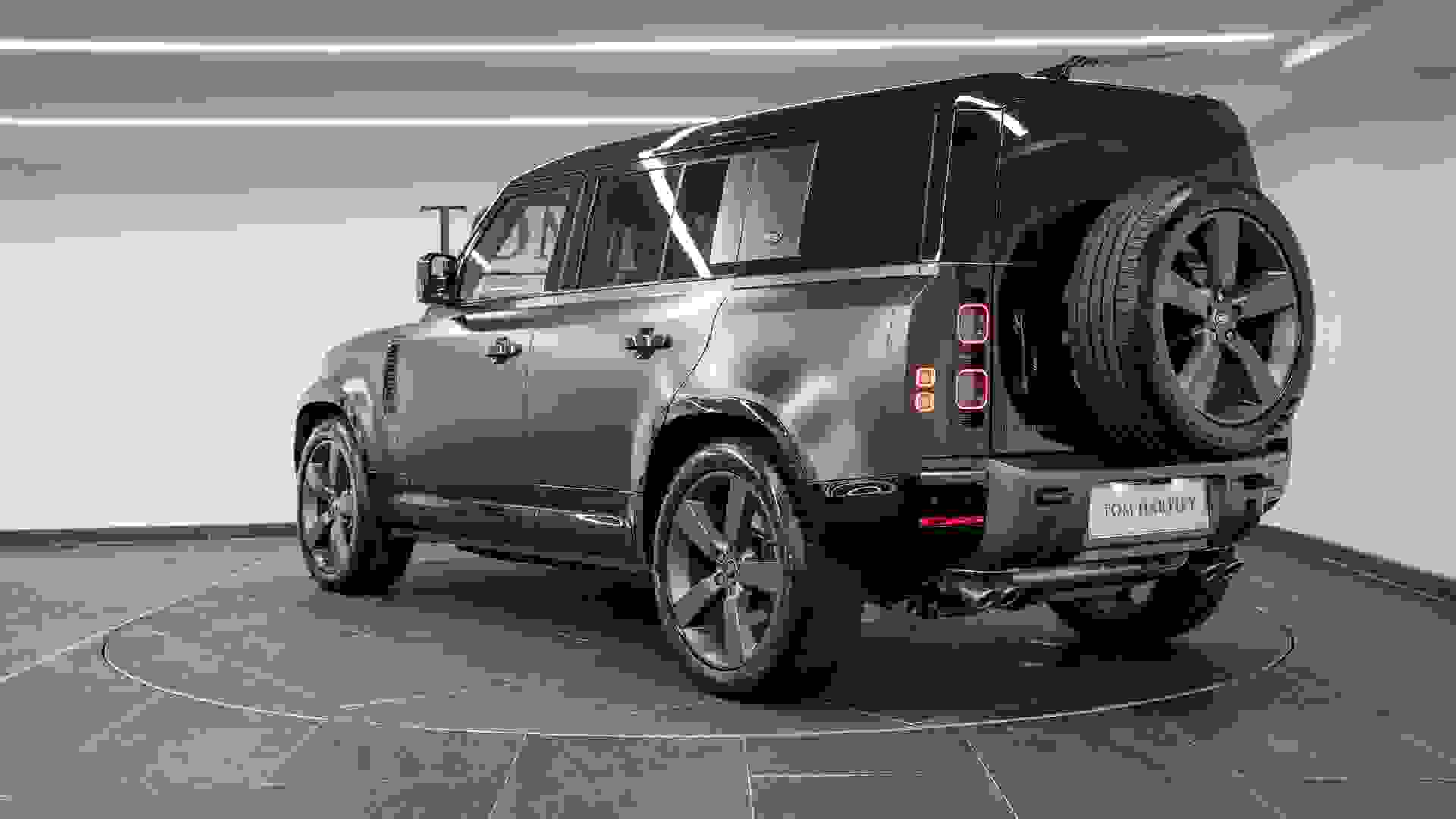 Land Rover Defender 110 Photo 20dfae42-7f3d-4255-8fca-919714f3b3eb.jpg
