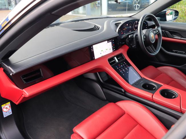 PORSCHE Taycan Photo 3