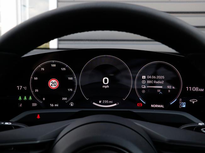 Porsche Taycan Photo 16