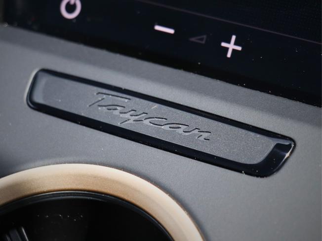 PORSCHE Taycan Photo 43