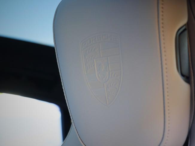 PORSCHE Taycan Photo 35