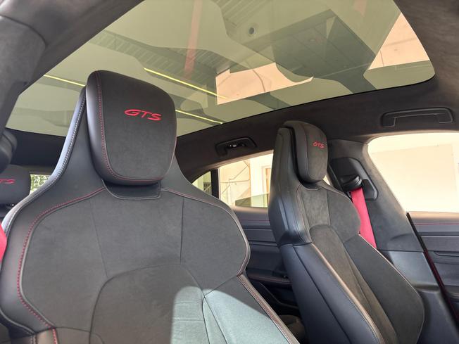 PORSCHE Taycan Photo 52