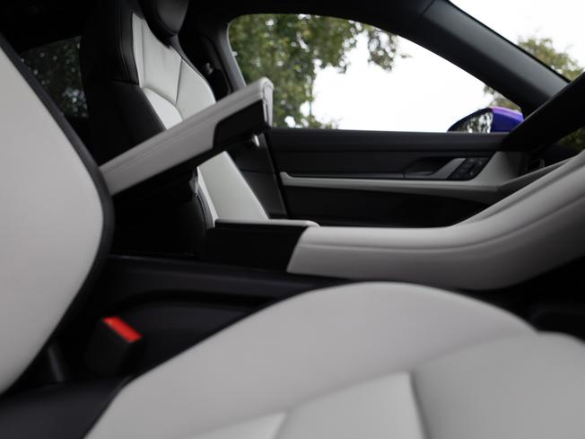 PORSCHE Taycan Photo 14