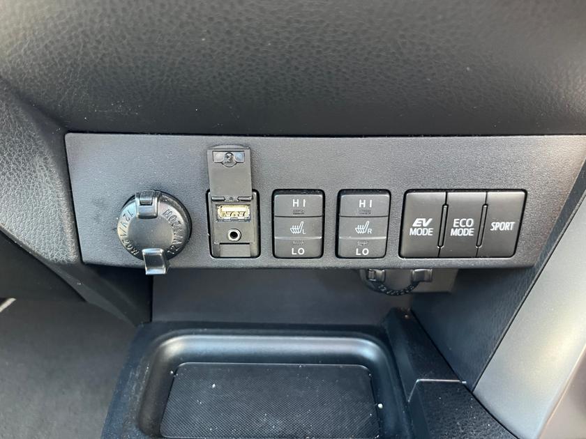 Toyota RAV4 Photo 22f32d30-a2a3-4bf4-86b7-39a3f7c52664.jpg