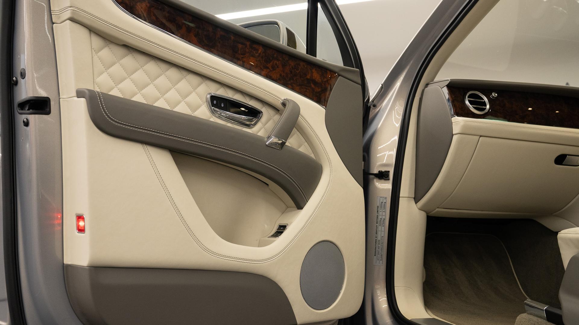 Bentley Bentayga Photo 231a37fe-f9d3-40ce-918a-c40a110d3e15.jpg