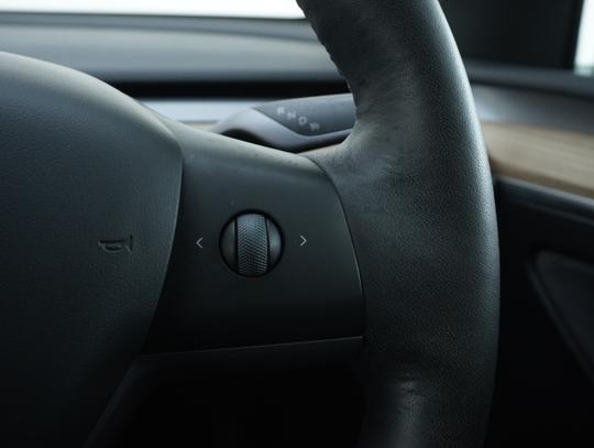 TESLA Model Y Photo 23320db7-6d6d-4e4d-9255-b36d64e6f652.jpg