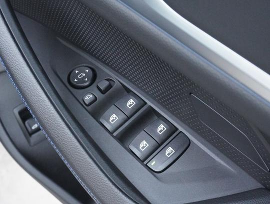 BMW i4 Photo 235597f9-1023-44cf-b5fc-a34393cffcef.jpg