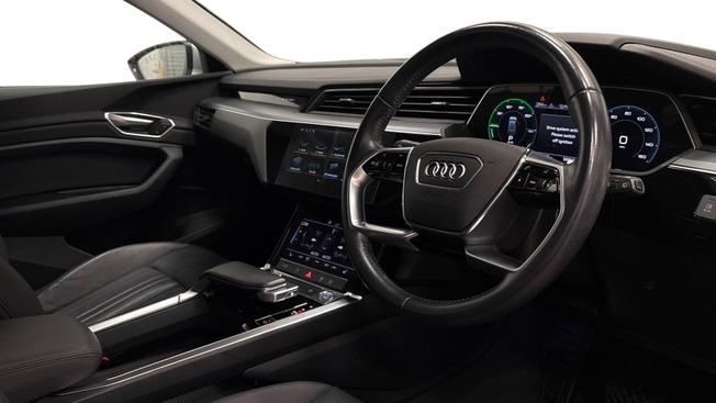 AUDI e-tron Photo 7