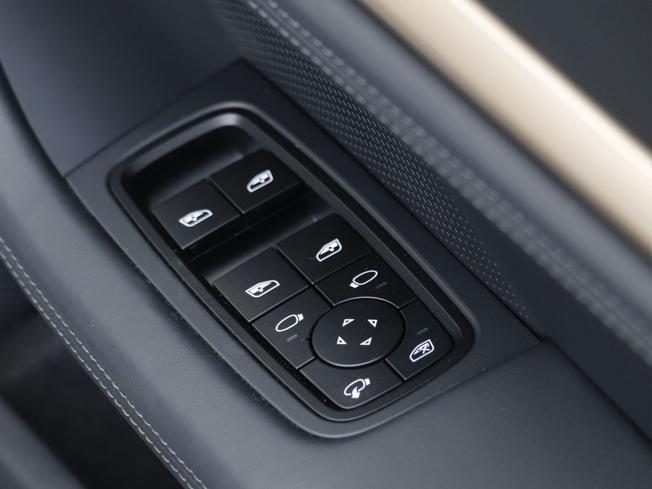 PORSCHE Taycan Photo 25