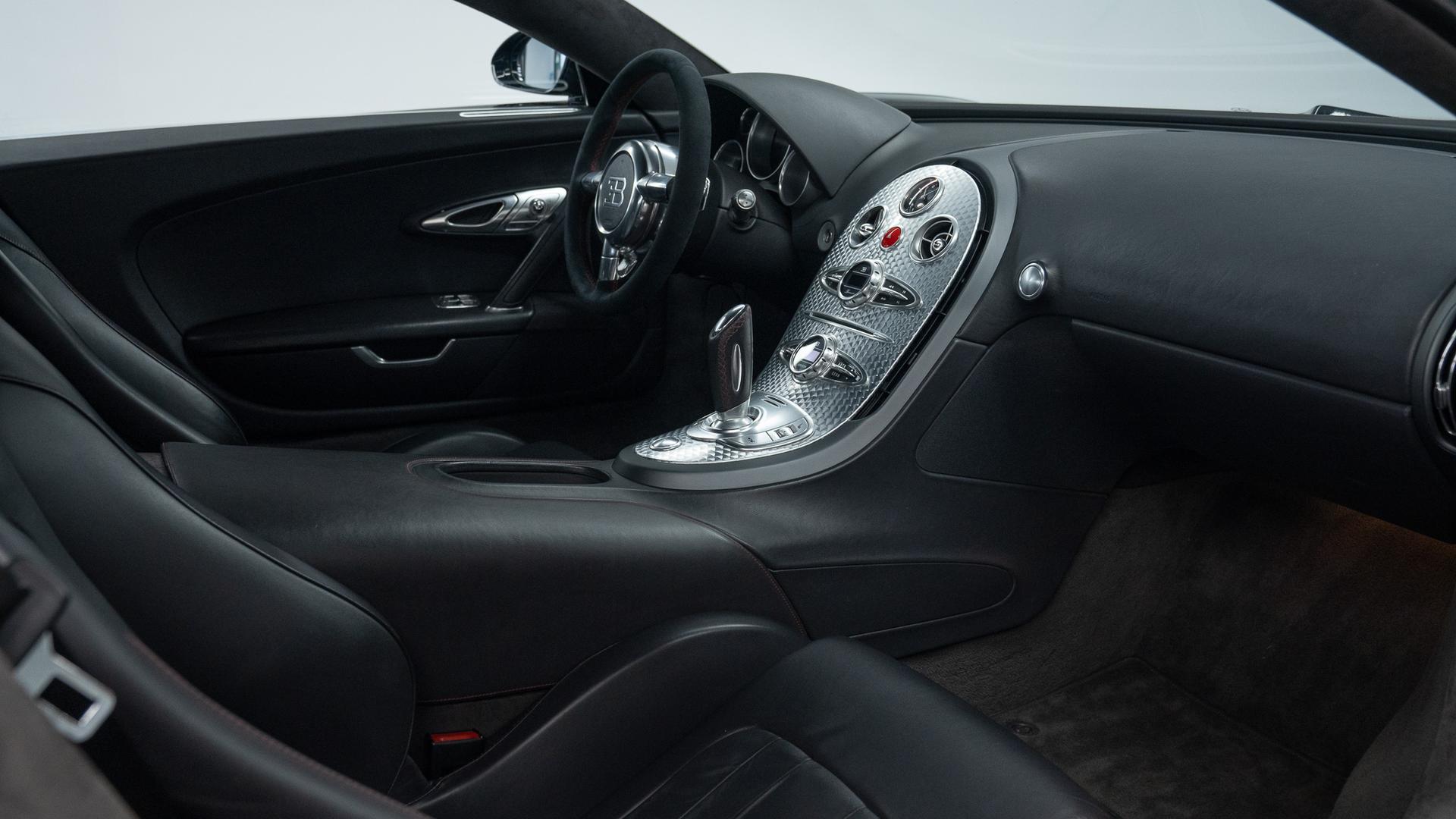 Bugatti Veyron Photo 241036de-f582-424b-844d-e55484b58a58.jpg