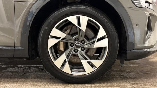 Audi Q8 e-tron Photo 5