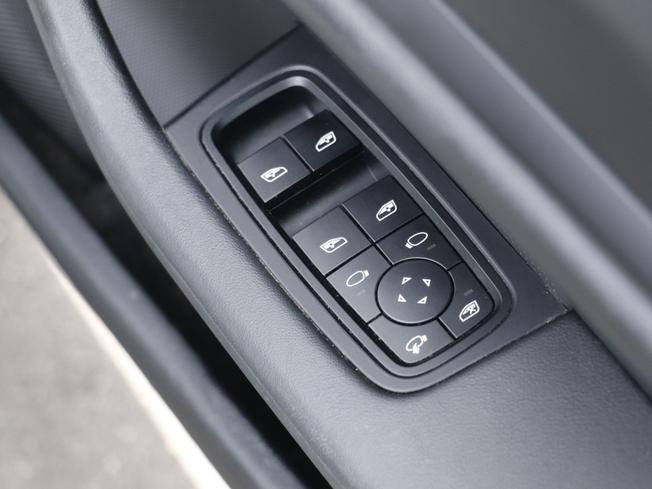 PORSCHE Taycan Photo 16