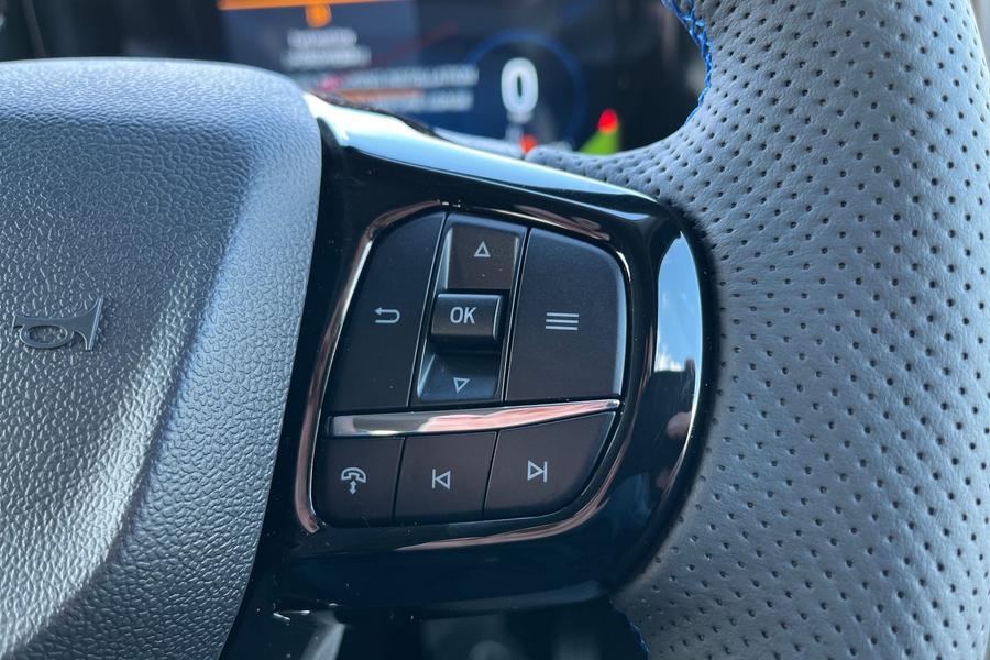 Ford TRANSIT CUSTOM Photo 24f7ab6f-afeb-46be-8d67-a88983b63155.jpg