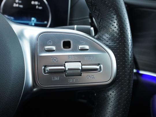 Mercedes-Benz E Class Photo 2511c663-0267-4e00-95f6-f088ecfd82b0.jpg