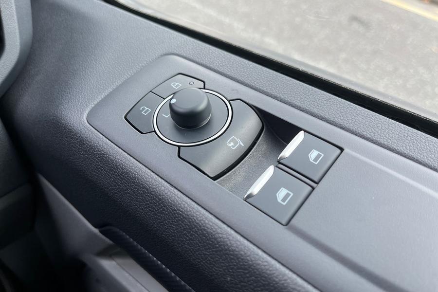 Ford E-TRANSIT CUSTOM Photo 251c1f59-c736-4594-87b8-e74dc6524a5b.jpg